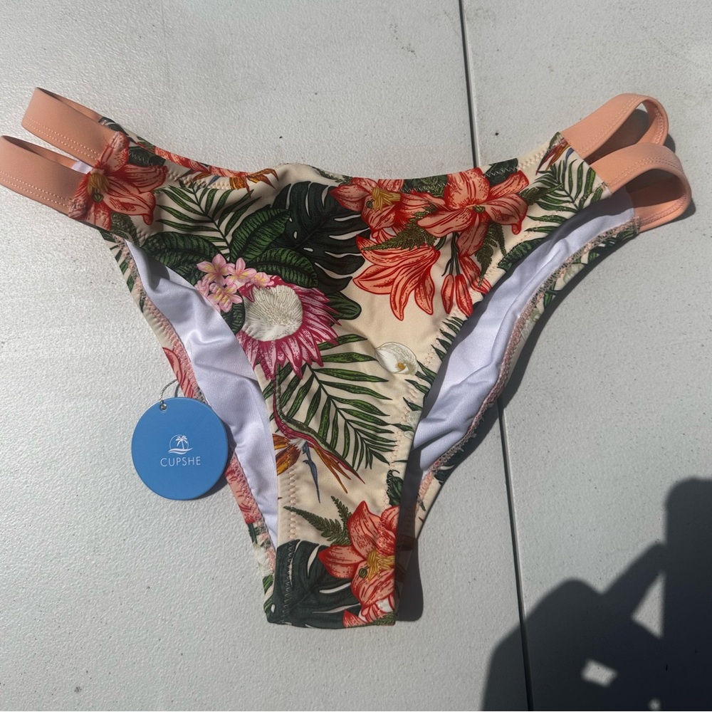 Medium swim bottom. Mid rise style